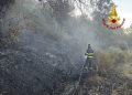 Arzana, in azione i Vigili del Fuoco per spegnere i focolai riaccesi nella notte
