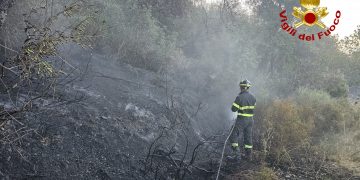 Arzana, in azione i Vigili del Fuoco per spegnere i focolai riaccesi nella notte
