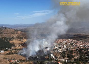 Fiamme a Macomer, in azione due elicotteri