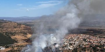 Fiamme a Macomer, in azione due elicotteri