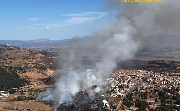Fiamme a Macomer, in azione due elicotteri