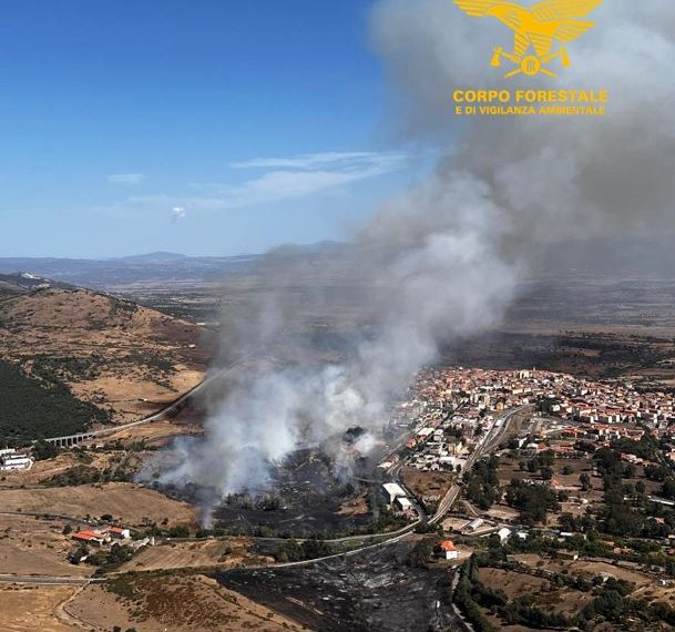 Fiamme a Macomer, in azione due elicotteri