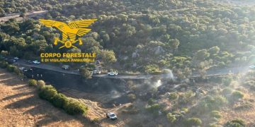 Fiamme a Bono, in azione l’elicottero della Forestale