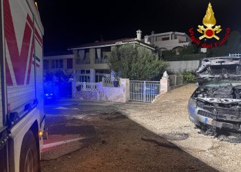 Auto data alle fiamme a Cala Gonone: intervento dei Vigili del Fuoco e dei Carabinieri