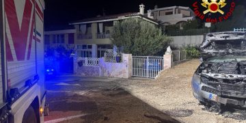Auto data alle fiamme a Cala Gonone: intervento dei Vigili del Fuoco e dei Carabinieri