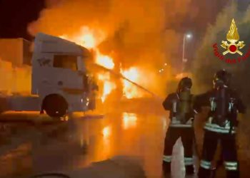 Paura a Olbia, otto camion distrutti dalle fiamme