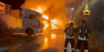Paura a Olbia, otto camion distrutti dalle fiamme