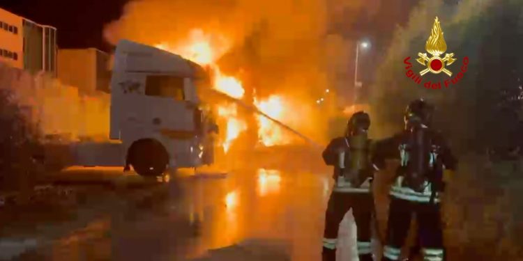 Paura a Olbia, otto camion distrutti dalle fiamme