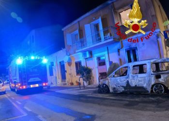 Paura nella notte a Olbia, auto in fiamme: intervento dei Vigili del Fuoco