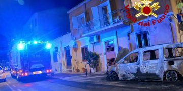 Paura nella notte a Olbia, auto in fiamme: intervento dei Vigili del Fuoco