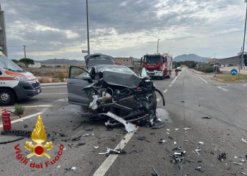 Paura a Olbia, scontro tra auto e furgone: tre feriti gravi