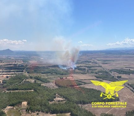 Fiamme a Pabillonis, in azione l’elicottero della Forestale