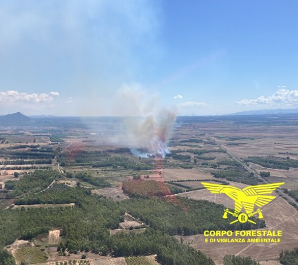 Fiamme a Pabillonis, in azione l’elicottero della Forestale