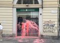 Ultima Generazione: Torino, lancio vernice sulla sede di Intesa SanPaolo