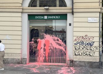 Ultima Generazione: Torino, lancio vernice sulla sede di Intesa SanPaolo