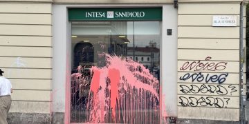 Ultima Generazione: Torino, lancio vernice sulla sede di Intesa SanPaolo