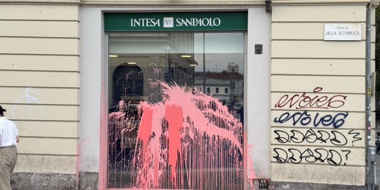 Ultima Generazione: Torino, lancio vernice sulla sede di Intesa SanPaolo