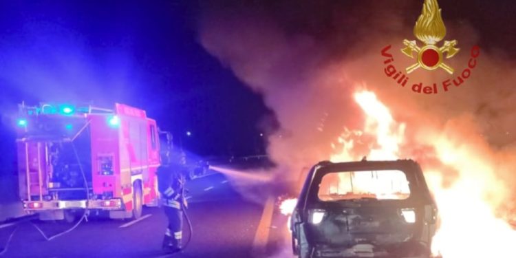 Incendio di un’autovettura in transito sulla Strada Statale 131 a Nuraminis