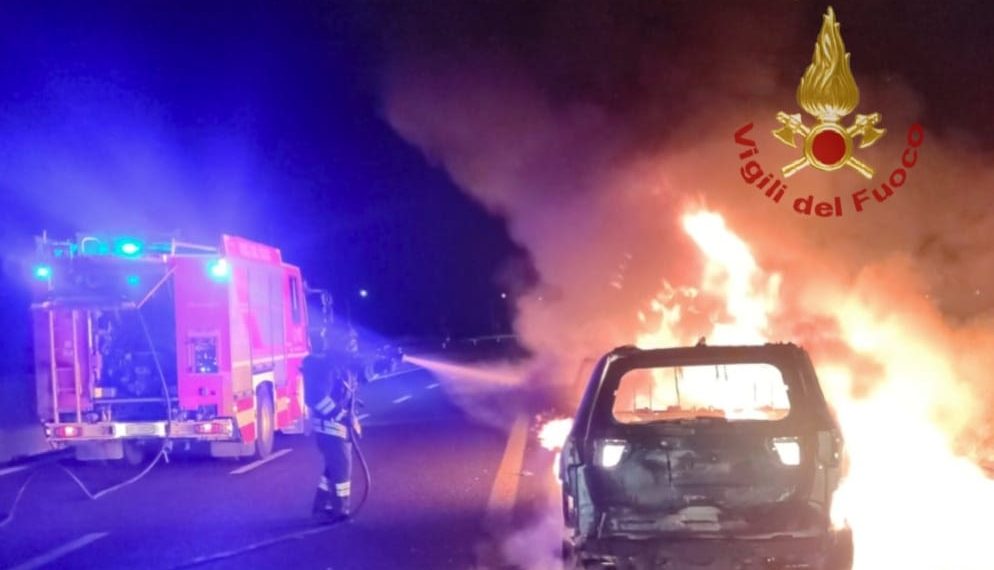 Incendio di un’autovettura in transito sulla Strada Statale 131 a Nuraminis
