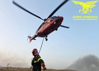 Vasto incendio a Sagama, in azione tre elicotteri