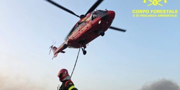 Vasto incendio a Sagama, in azione tre elicotteri
