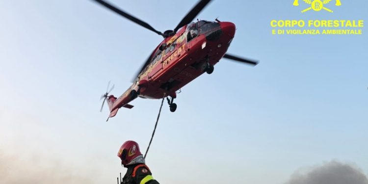 Vasto incendio a Sagama, in azione tre elicotteri