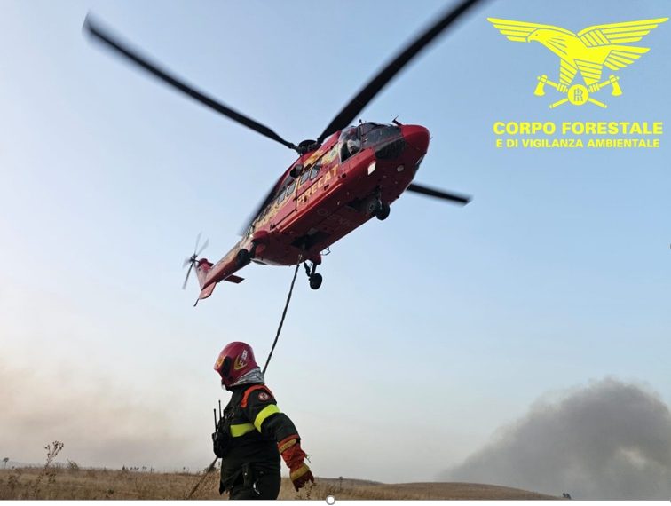 Vasto incendio a Sagama, in azione tre elicotteri