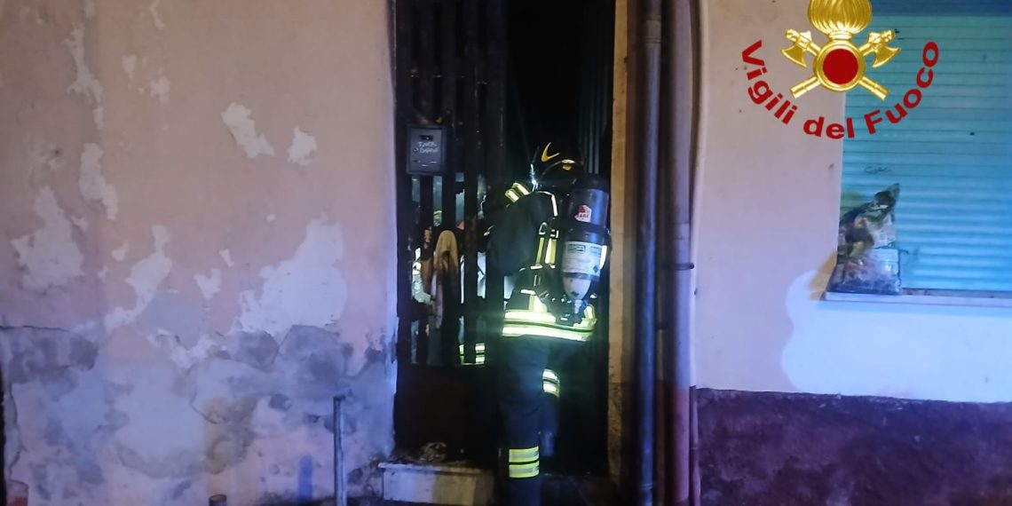 Paura a Tempio, abitazione in fiamme: una persona ferita