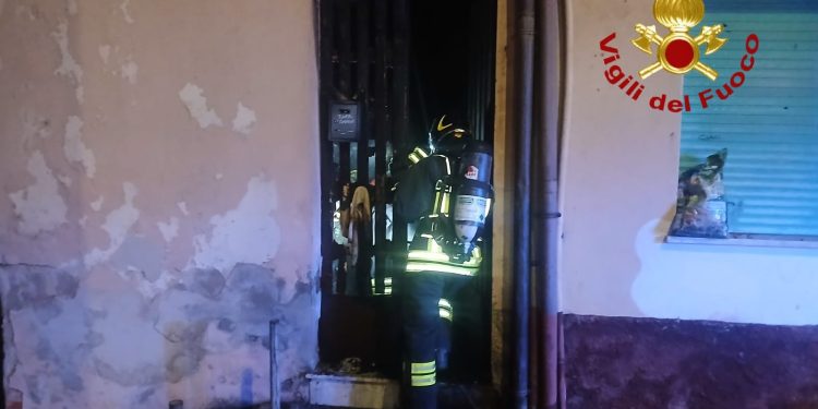 Paura a Tempio, abitazione in fiamme: una persona ferita