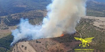 Vasto incendio a Ittiri, in azione due elicotteri