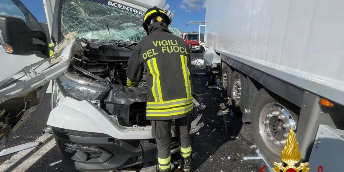 Tragedia a Olbia, scontro tra camion e furgone: un morto