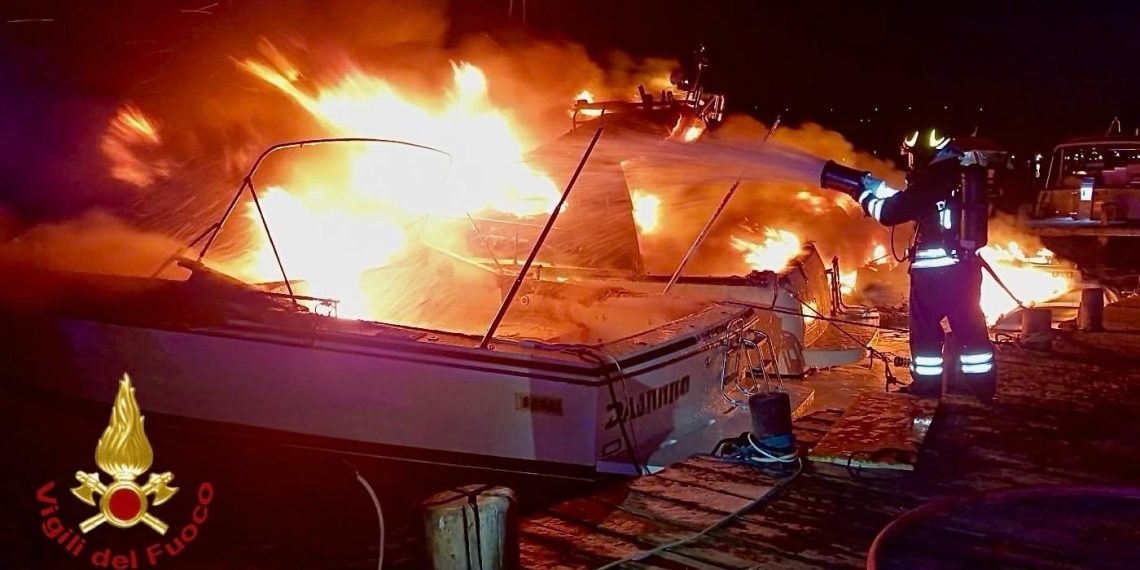 Paura nella notte a Porto Rotondo, in fiamme 4 imbarcazioni