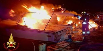 Paura nella notte a Porto Rotondo, in fiamme 4 imbarcazioni