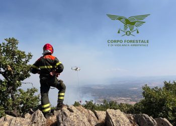 Vasto incendio a Chiaramonti, in azione due elicotteri e un canadair