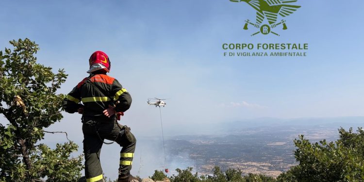 Vasto incendio a Chiaramonti, in azione due elicotteri e un canadair