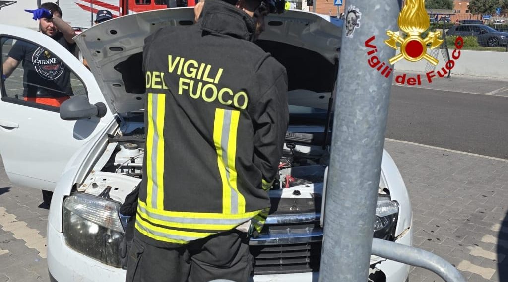 Oristano, sfonda la recinzione e finisce sul palo della luce: un ferito