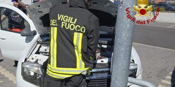 Oristano, sfonda la recinzione e finisce sul palo della luce: un ferito