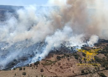 Incendi a Sindia e Serrenti: presenti i mezzi aerei