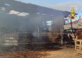 Incendio di fieno e paglia all’interno di due strutture di un’azienda agricola a Guspini