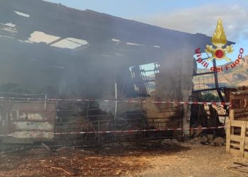 Incendio di fieno e paglia all’interno di due strutture di un’azienda agricola a Guspini