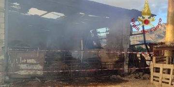 Incendio di fieno e paglia all’interno di due strutture di un’azienda agricola a Guspini