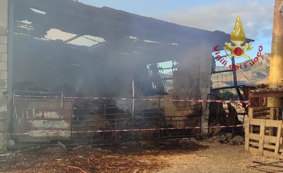 Incendio di fieno e paglia all’interno di due strutture di un’azienda agricola a Guspini