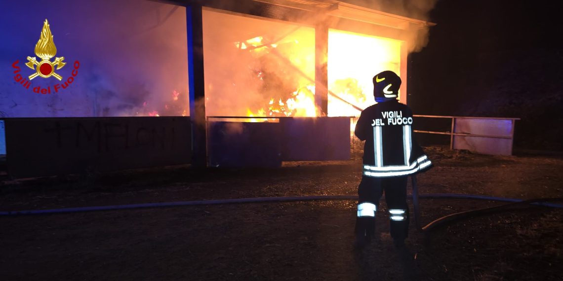 Notte impegnativa per i Vigili del Fuoco nel Nuorese, in fiamme capannoni a Macomer e Sindia