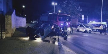 Paura a Cagliari, ragazzi si ribalta con l’auto in centro: intervento dei Vigili del Fuoco