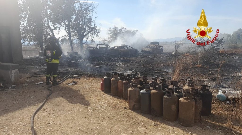 Sestu, vasto incendio coinvolge masserizie e autovetture in disuso