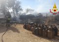 Sestu, vasto incendio coinvolge masserizie e autovetture in disuso