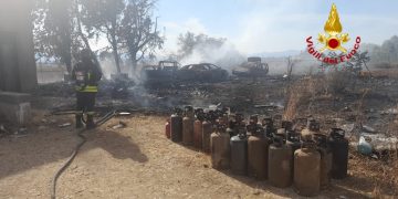 Sestu, vasto incendio coinvolge masserizie e autovetture in disuso