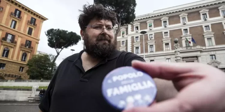 Usava i social dai domiciliari, Mario Adinolfi va in carcere