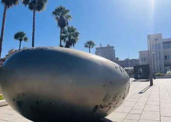 Esposizione a cielo aperto del giapponese Yasuda nel porto di Cagliari