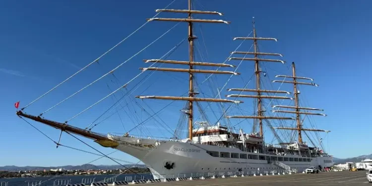 La navi da crociera di lusso sbarcano in Sardegna, 54 approdi sino a dicembre